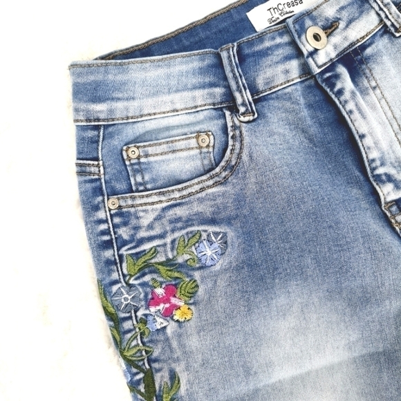 The Creasa Women's M Floral Embroidered Light Jean - Picture 4 of 16